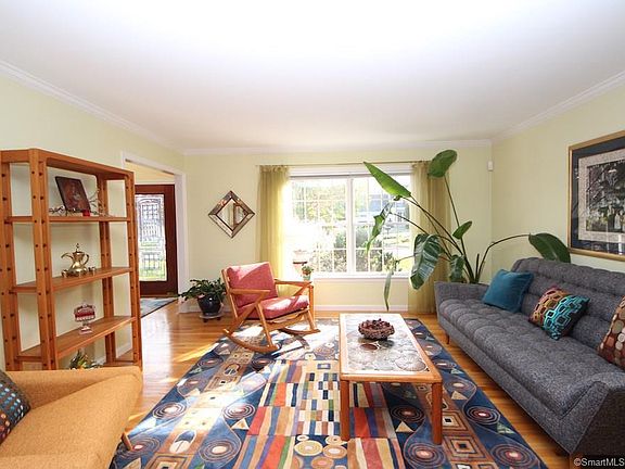 4th image of 7 Holly Cove Cir