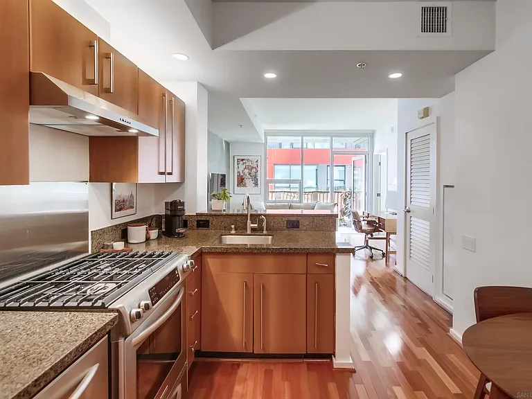 321 10th Ave #903 — Photo 16