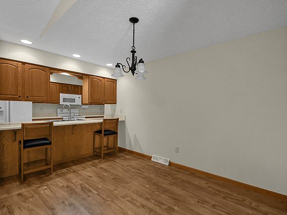 5th image of 83 McCullough Blvd