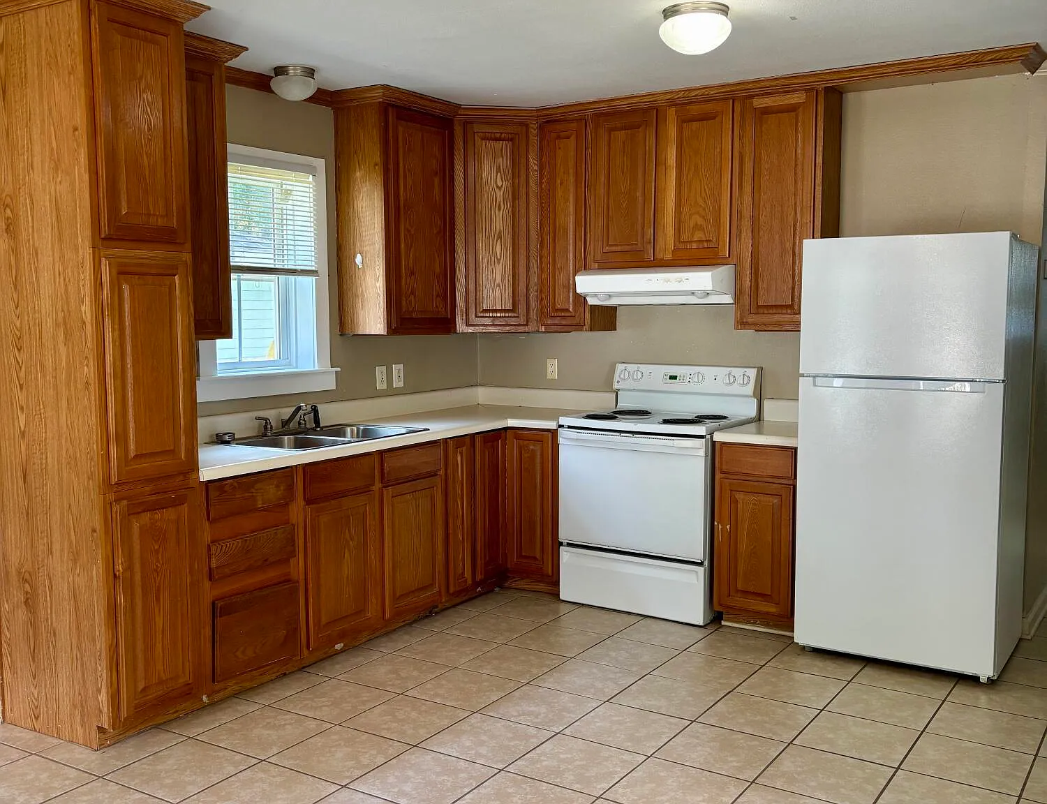 3 bed, 1.0 bath, 850 sqft, $1,100 — Photo 3