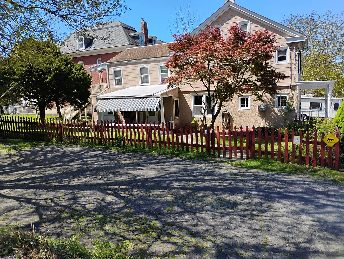 Photo 1 of 12 - 286 W Kleinhans St #1 - Easton, PA Primary Photo - 286 W Kleinhans St #1