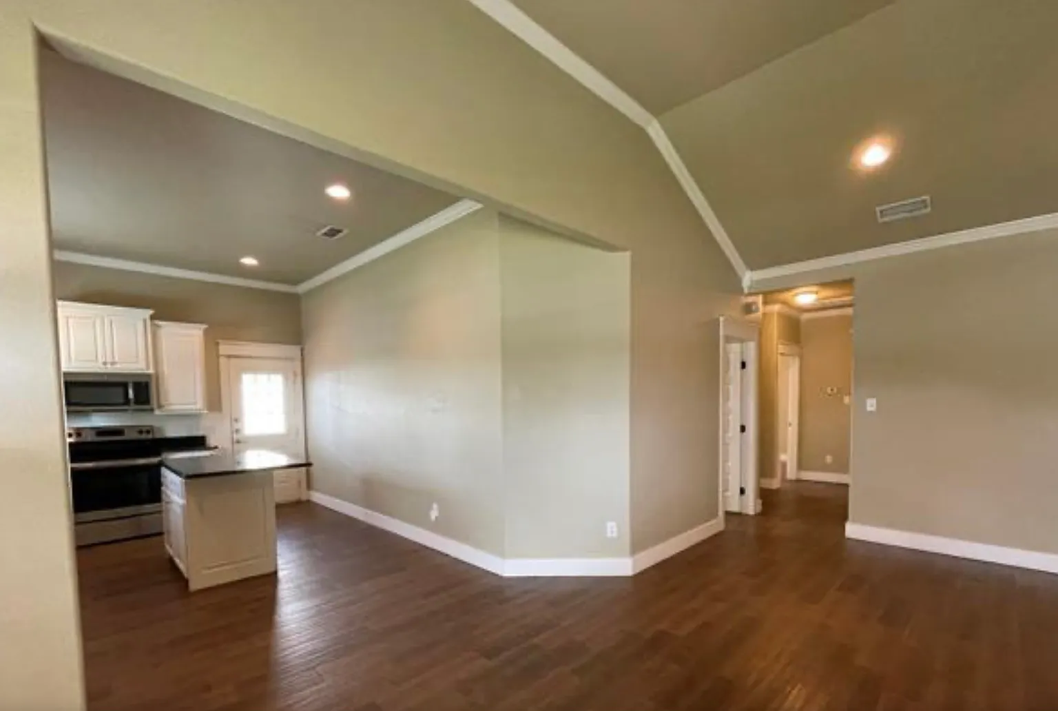 3 bed, 1598 sqft, $2,500 — Photo 3