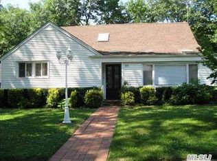 99 Picadilly Rd, Great Neck, NY 11023