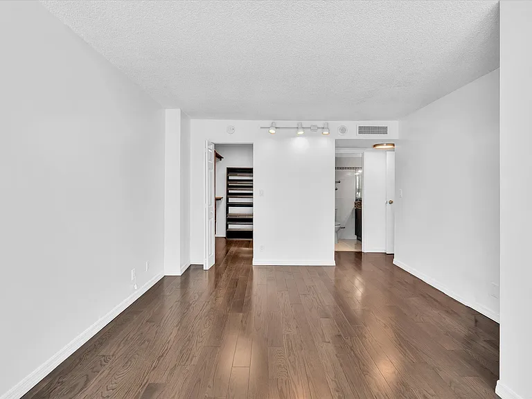2655 Collins Ave #1710 — Photo 24
