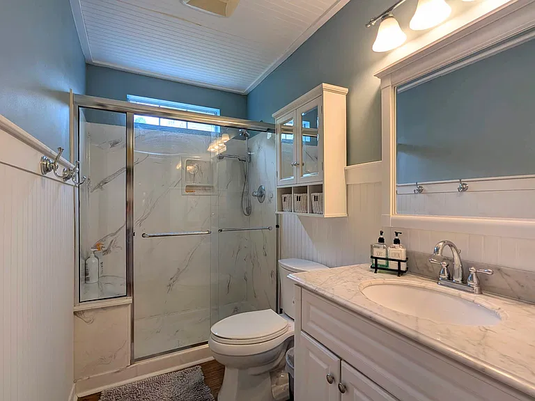 1920 Oak Tree Ln — Photo 32