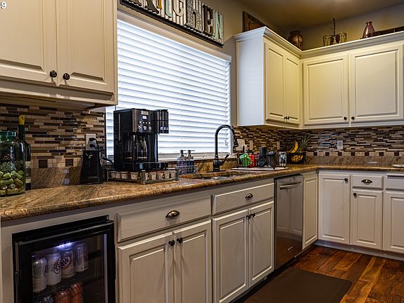 5th image of 2600 Loma Vista Dr
