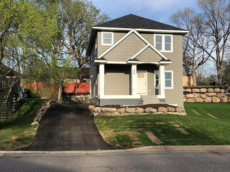 237 Jackson Ave N — Photo 33