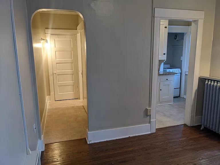 220 Belmont Ave E — Photo 8