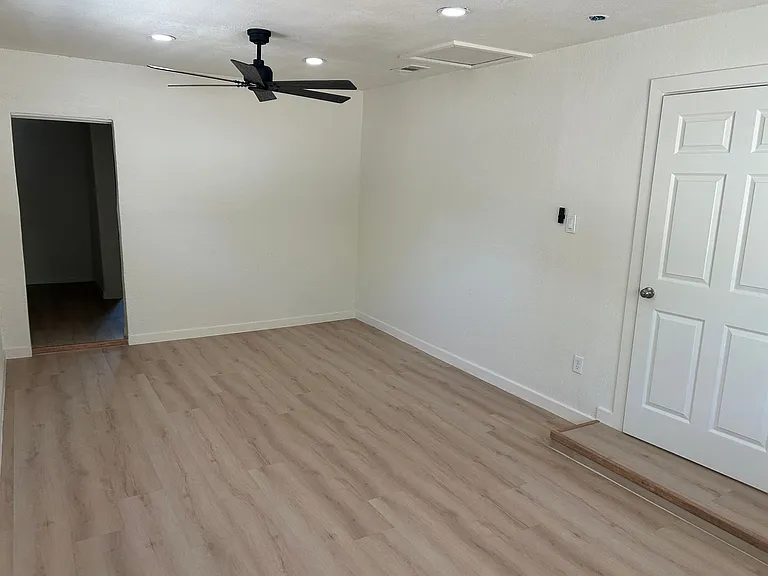 2405 E Dortha Ave — Photo 19