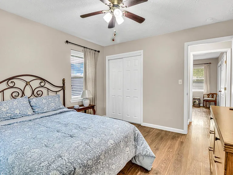 805 Bluebonnet Ln — Photo 23