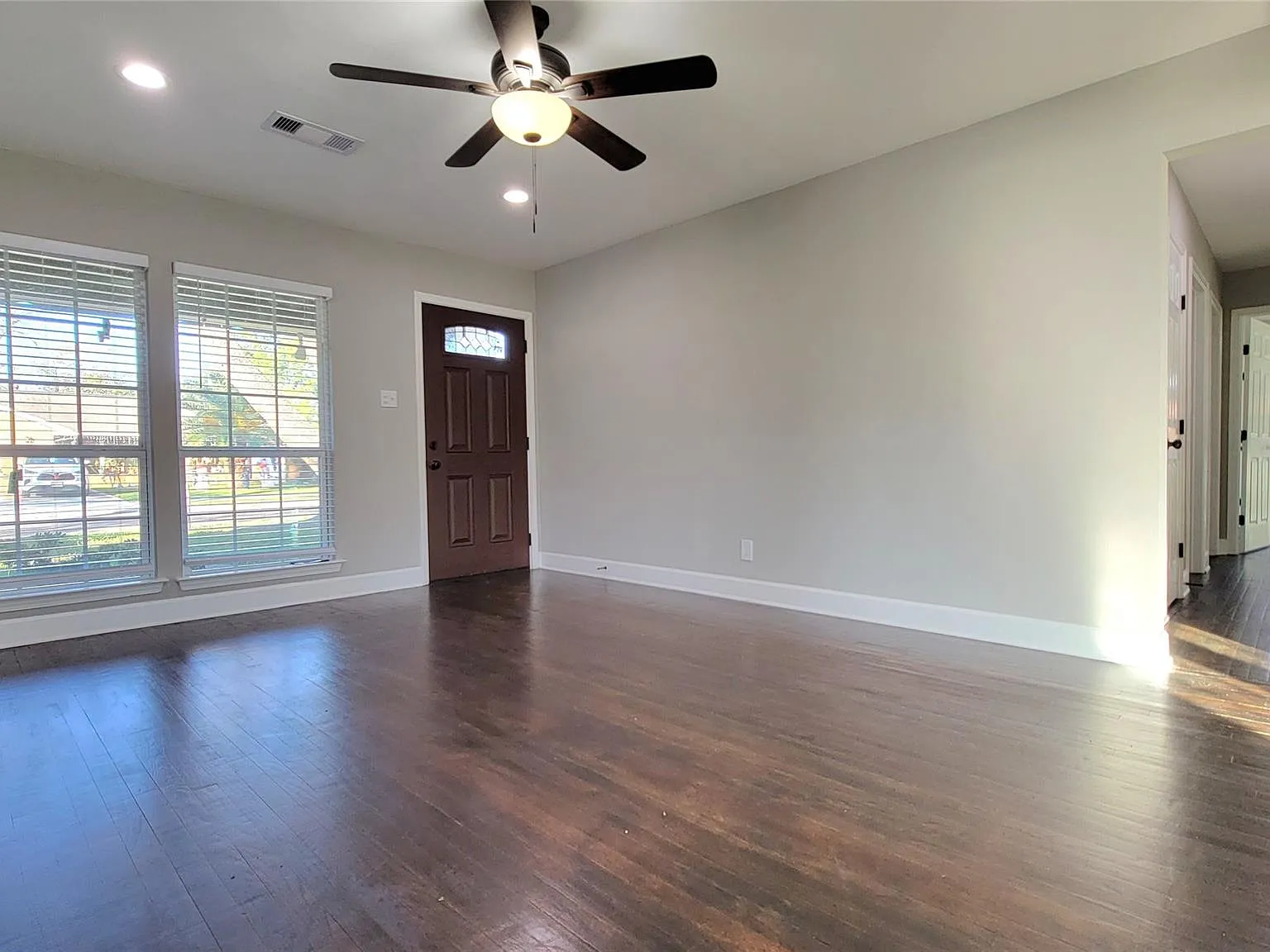 3 bed, 1.0 bath, 1143 sqft, $1,550 — Photo 2