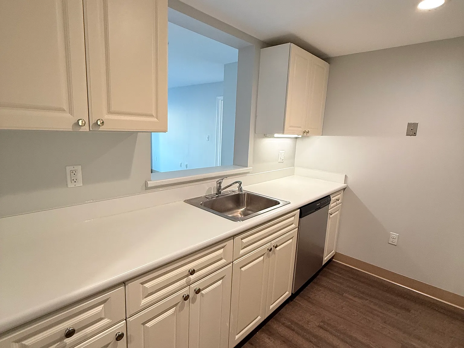 2 bed, 1099 sqft, $4,110 — Photo 4