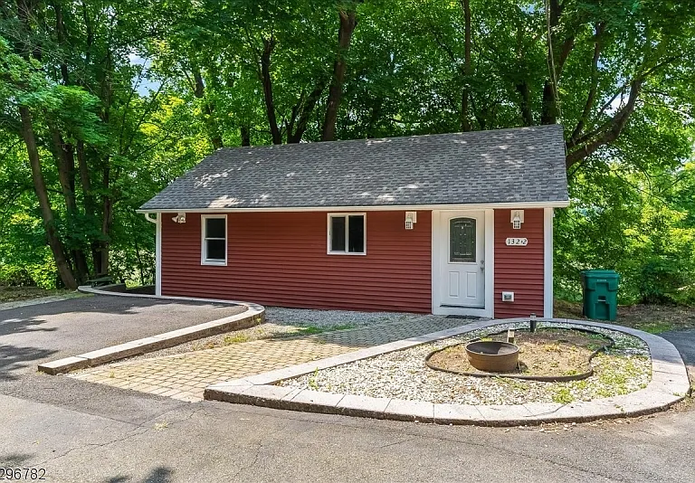 132 Sparta Ave — Photo 1
