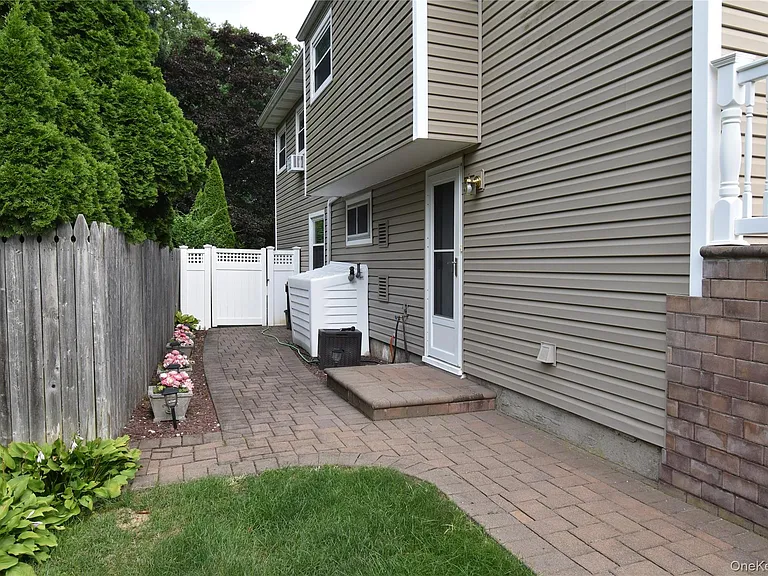 50 Locust Dr — Photo 1