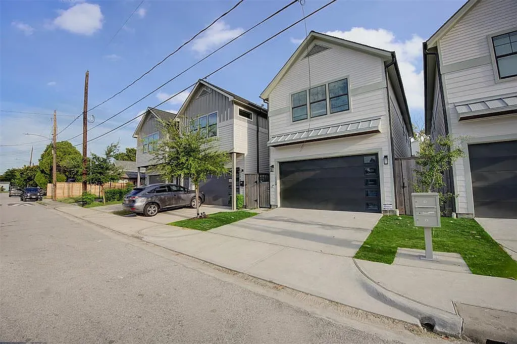 4 bed, 2.5 bath, 1757 sqft, $3,200 — Photo 2