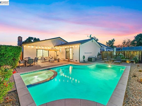 2nd image of 586 Colusa Way