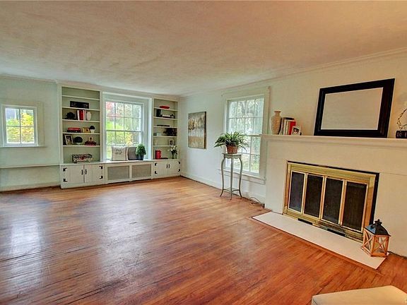 4th image of 209 E Main St