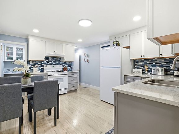5th image of 30 Woodlawn St
