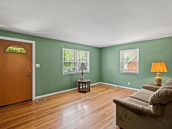 3rd image of 825 Highland Ave