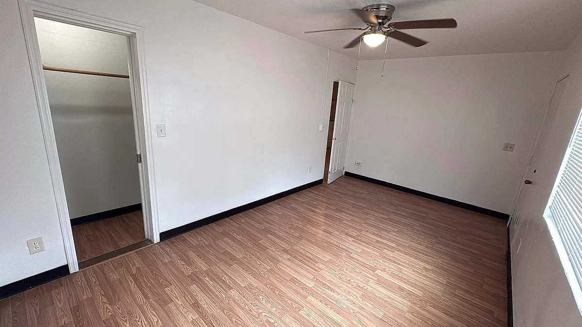 Building Photo - 425 Avenue L NE