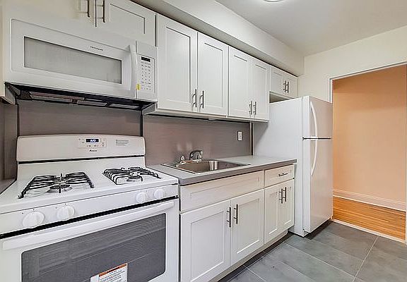 4th image of 2072 20th Ln APT 5B