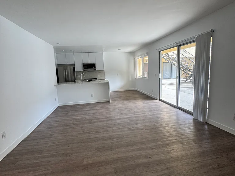 2400 Beverley Ave #5 — Photo 3