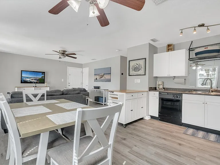 102 Pompano Dr SE #C — Photo 10