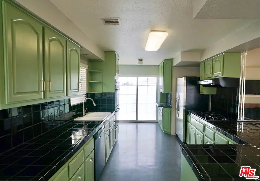 2 bed, 1.0 bath, 1092 sqft, $3,900 — Photo 4