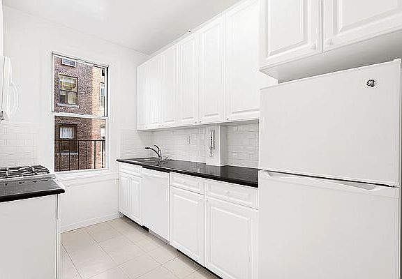4th image of 115 E 89th St APT 8D