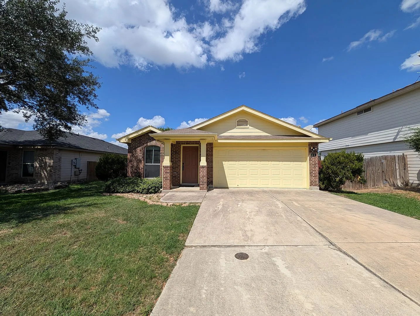3/2/2 in Quail Valley / Fridge, Washer, Dryer Included / Owner Pays to Mow & Trim Yard / Large De... — Photo 2