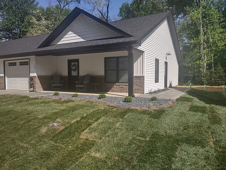 905 W Broadway St — Photo 2