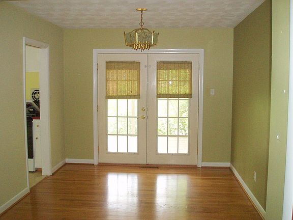 Dining Room opens to Screened Porch