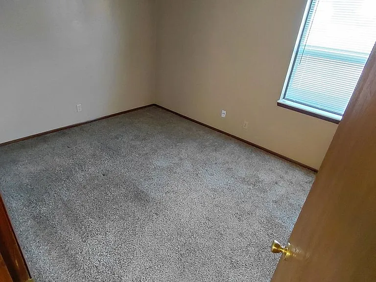 East Terrace Apts — Photo 12