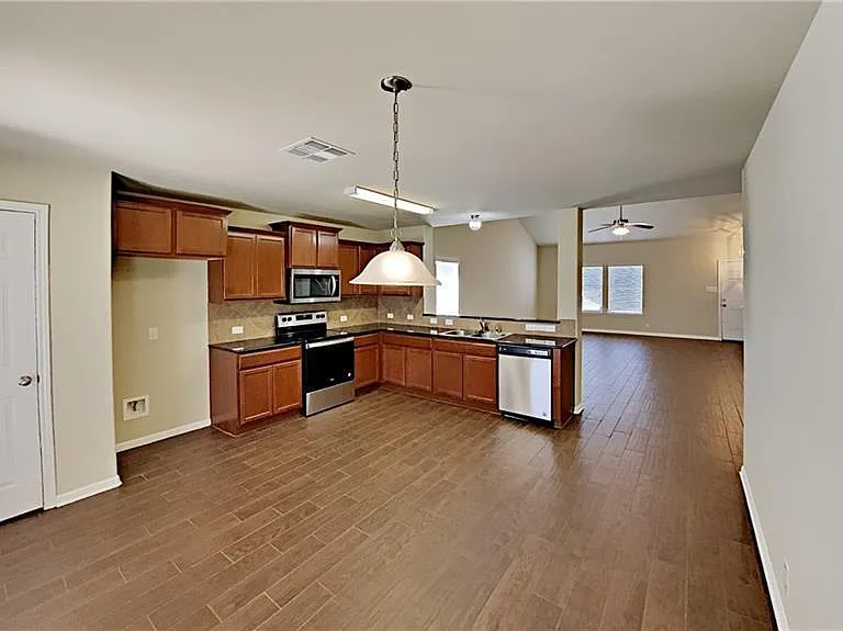 200 Adriana Ln — Photo 5