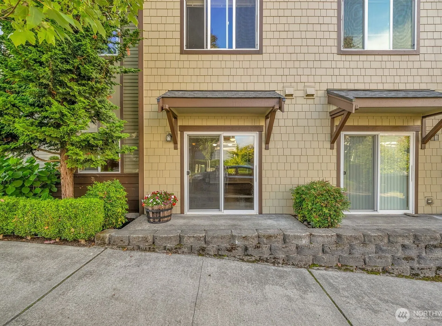 2 bed, 1.0 bath, 1006 sqft, $2,500 — Photo 2