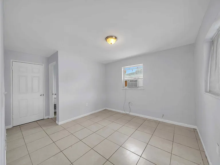 1527 Gardenia Ave — Photo 8
