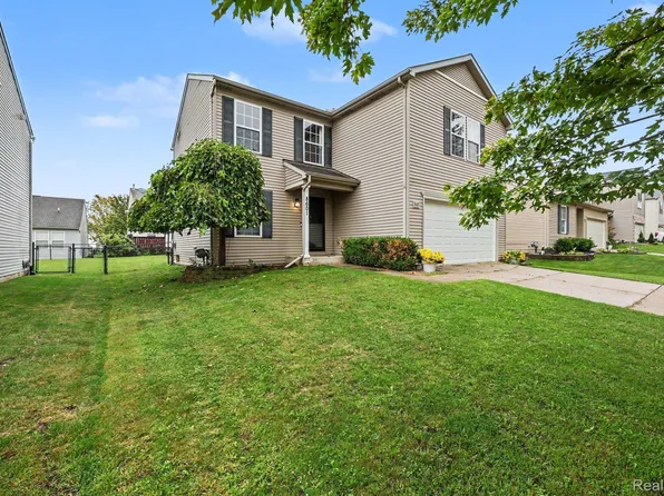 8601 Kalamazoo River Dr, Fowlerville, MI 48836