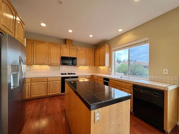 3rd image of 13 Peninsula Ct