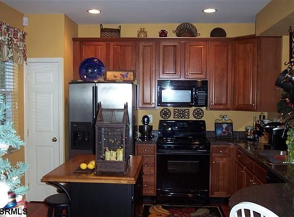 Kitchen-upgraded cabinets