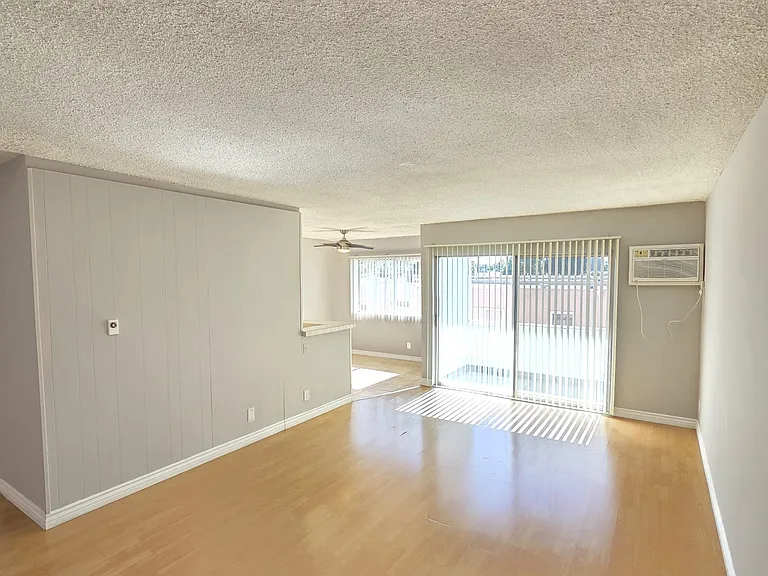 13955 Oxnard St — Photo 2