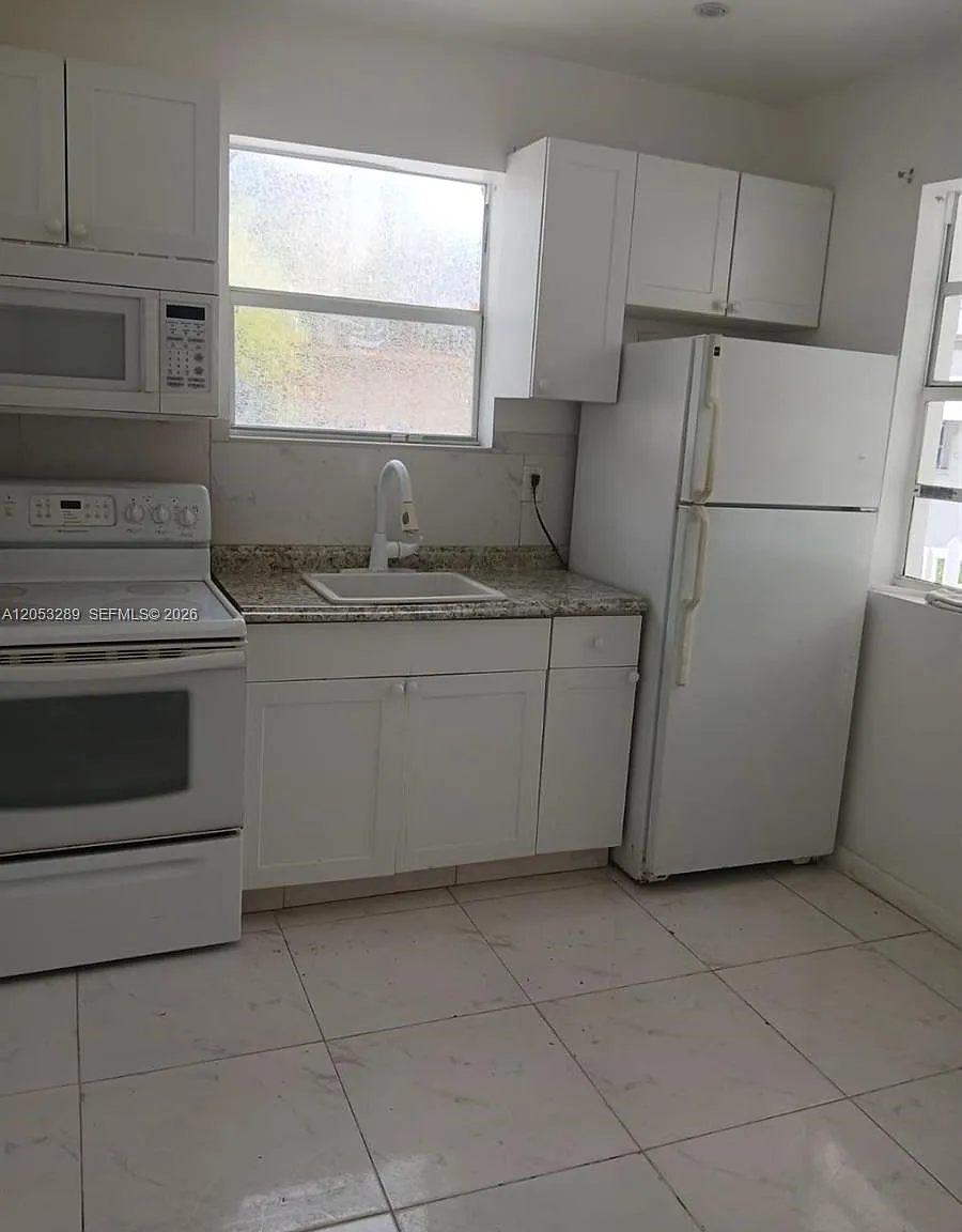1 bed, 1.0 bath, 676 sqft, $1,700 — Photo 2