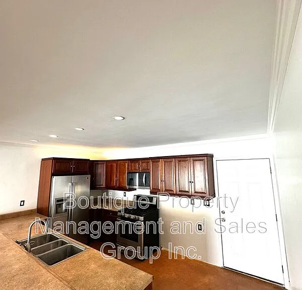 2285 Santa Ana Ave — Photo 3
