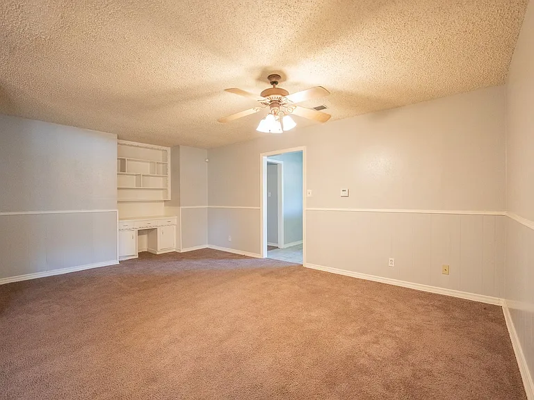 614 N Young Blvd — Photo 4