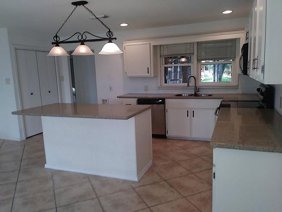 1st image of 916 Mainland Dr