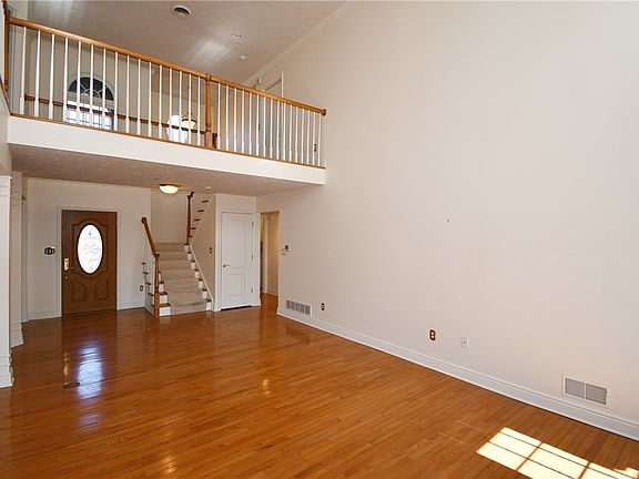 4th image of 215 Victoria Ln