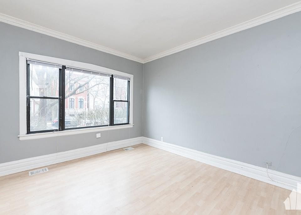 1st image of 3258 N Lakewood Ave #2