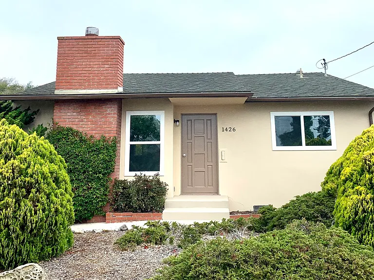 1426 Shoreline Dr — Photo 1