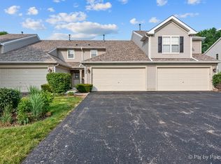 1042 Horizon Rdg, Lake In The Hills, IL 60156