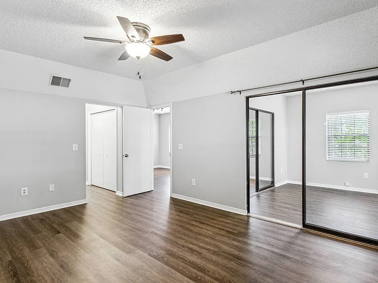 411 S Willow Ave — Photo 17