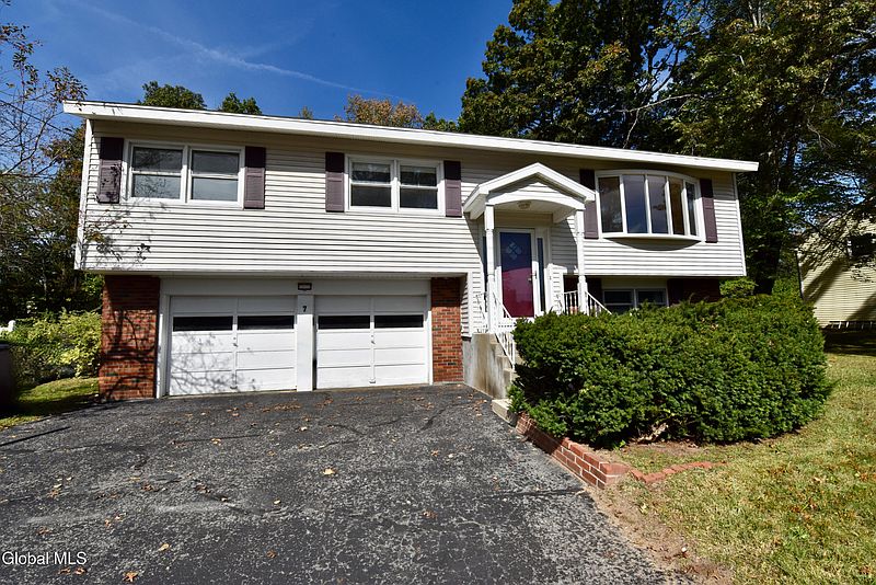 2nd image of 7 Woodland Drive